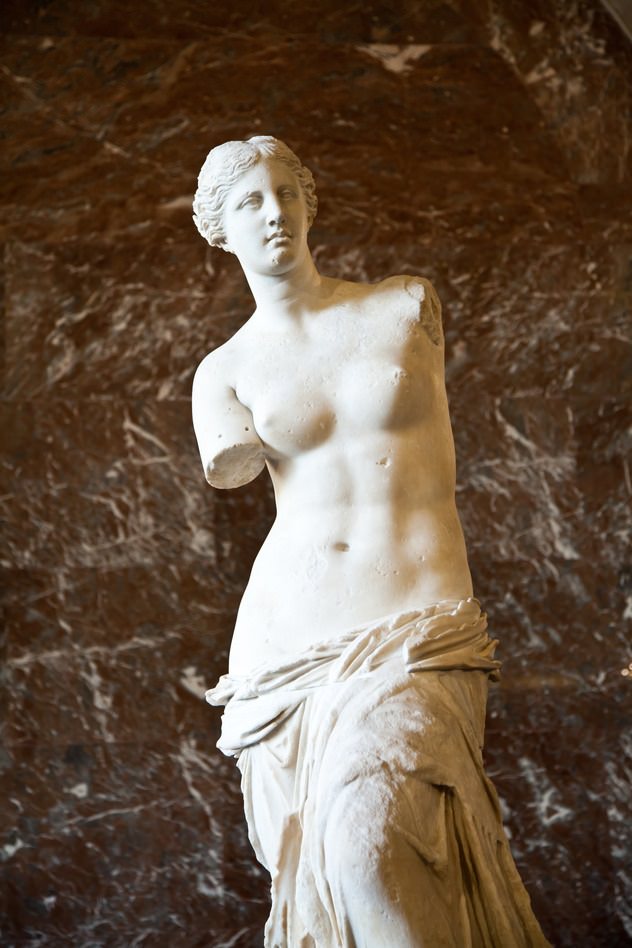 イチジク. 1 -ミロのヴィーナス, それはメロス島で発見されたため、そのように命名. 世紀のギリシャの彫像a.C. 四世紀の作品紀元前のおそらく模倣, パリ, ルーブル美術館. パオロ·ギャロモデナの写真.