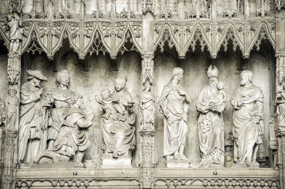 Fig. 2.1 – Detalhes da Catedral de Chartres, França. Arte românica e arte gótica.