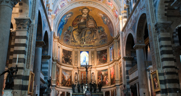Инжир. 1 -Вид алтаря собора Пизы, в Пизе Италии, построен между 1064 и 1118. Фигура Христа является фоном, в жесте благословения.