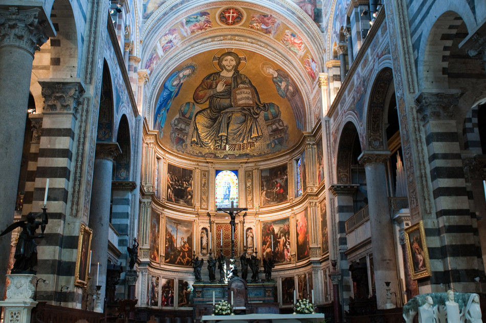 Fig. 1 – Vista da Capela-mor da Catedral de Pisa, na cidade de Pisa Itália, construída entre 1064 e 1118. A Figura de Cristo está ao fundo, num gesto de benção. Arte românica e arte gótica.