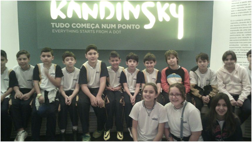 Студенты колледжа Veritas, Сорокабе, в выставке культурный центр банка Бразилии ду.