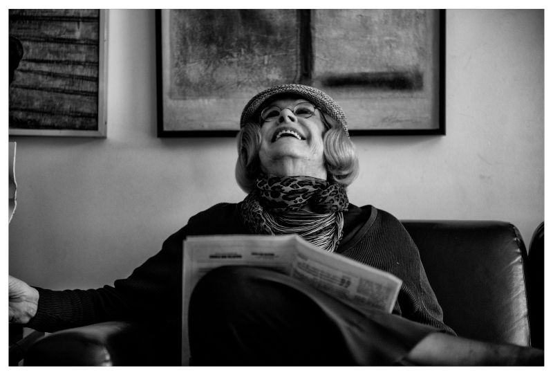 הסופרת עדלה ואן סטין, צולמה בדירתה בסאו פאולו, עבור סדרת הפרופילים. תמונות: הנרי מילאו.