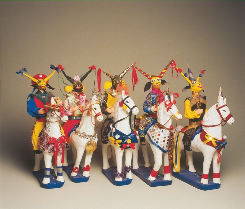 Mascarados a cavalo da Artista Lunildes. Foto: Anibal Sciarretta, Museu Casa do Pontal.