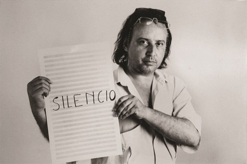 Guilherme Vaz com sua partitura conceitual Silêncio, dos anos 1980. Foto: Divulgação.