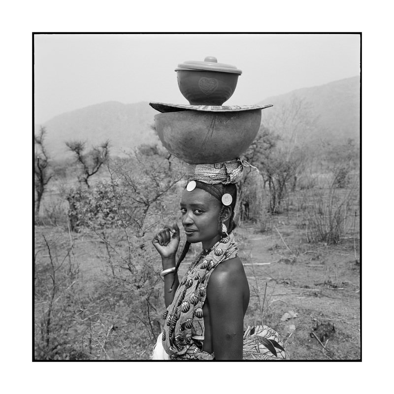 Femme Peul transportant des produits laitiers Environs de Natitingou Bénin, 1997. Divulgation.