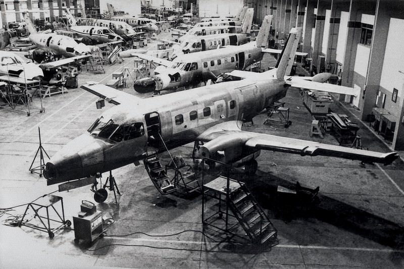 Linha de montagem. Em primeiro plano, a construção da aeronave EMB 100 Bandeirante. Foto: Divulgação.