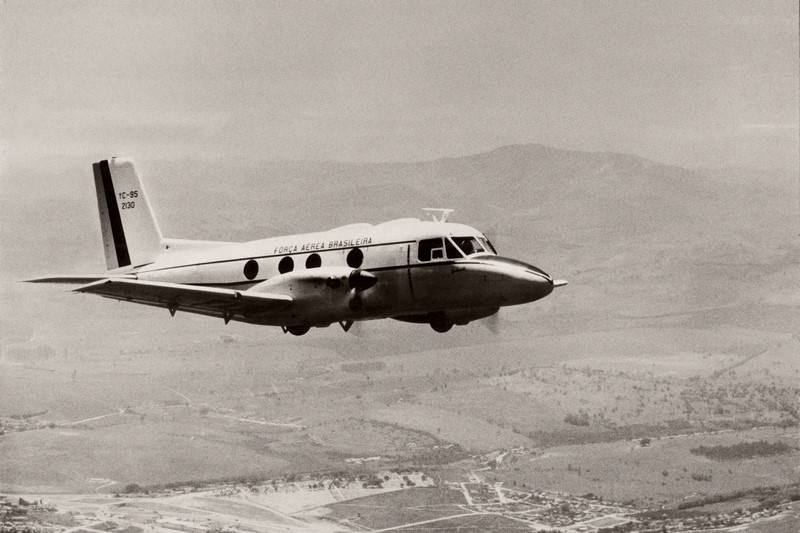 Primeiro protótipo da aeronave EMB 110 Bandeirante, prefixo YC-95, numeração 2130, em voo oficial. Sua decolagem já havia acontecido 4 dias antes, pilotado pelo Major Mariotto Ferreira e pelo engenheiro Michel Cury. Foto: Divulgação.