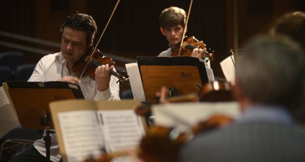 Streicher-Ensemble des Kammerorchesters von Curitiba. Fotos: Gilson Camargo.