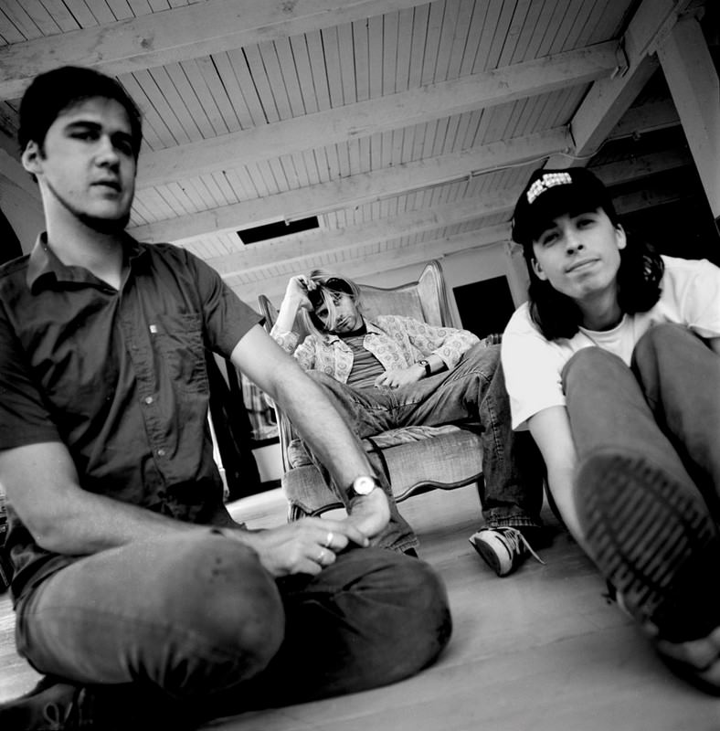 Nirvana, esquerda para à direita: Krist Novoselic (baixista), Kurt Cobain (guitarrista e vocalista) e Dave Grohl (baterista, hoje líder do Foo Fighter). Foto: Divulgação.