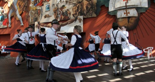 Original umgeändert Tanzgruppe germanischen Folkloregruppe, Thalia-Gesellschaft. Fotos: Bekanntgabe.