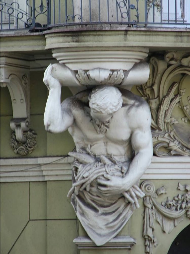 Fig. 7 -Rocco confitería, detalle de la fachada que la escultura antigua Atlante. Foto de Benjamin Mander.