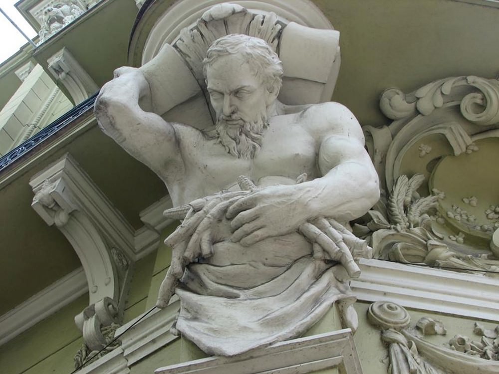 Fig. 8 -Rocco confitería, detalle de la fachada que la escultura antigua Atlante. Foto de Benjamin Mander.