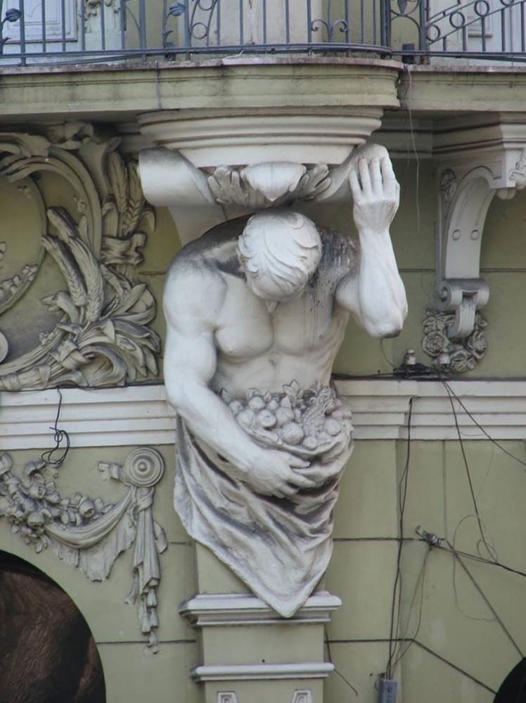 Инжир. 9 -Кондитерские Рокко, деталь фасада скульптуры Atlante Янг. Фото Вениамина Мандер.