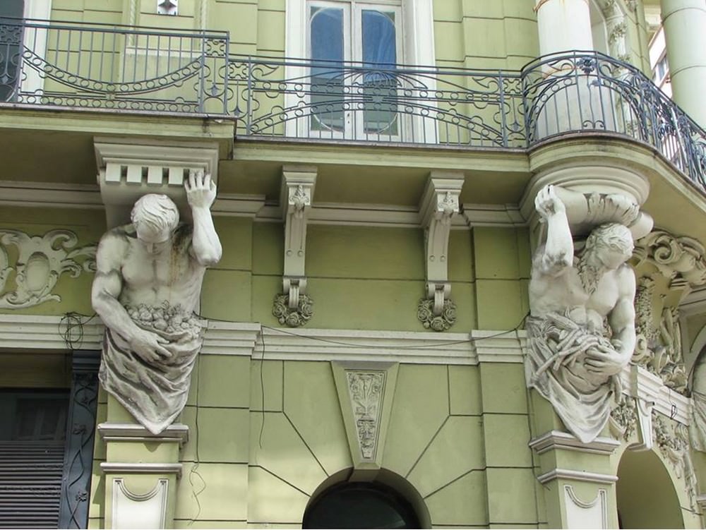 Figue. 4 -Rocco confiserie, détail de la sculpture de la façade avec Atlante Young, sur le côté gauche et le vieux Atlante, sur le côté droit de l’image. Photo de Benjamin Massé.