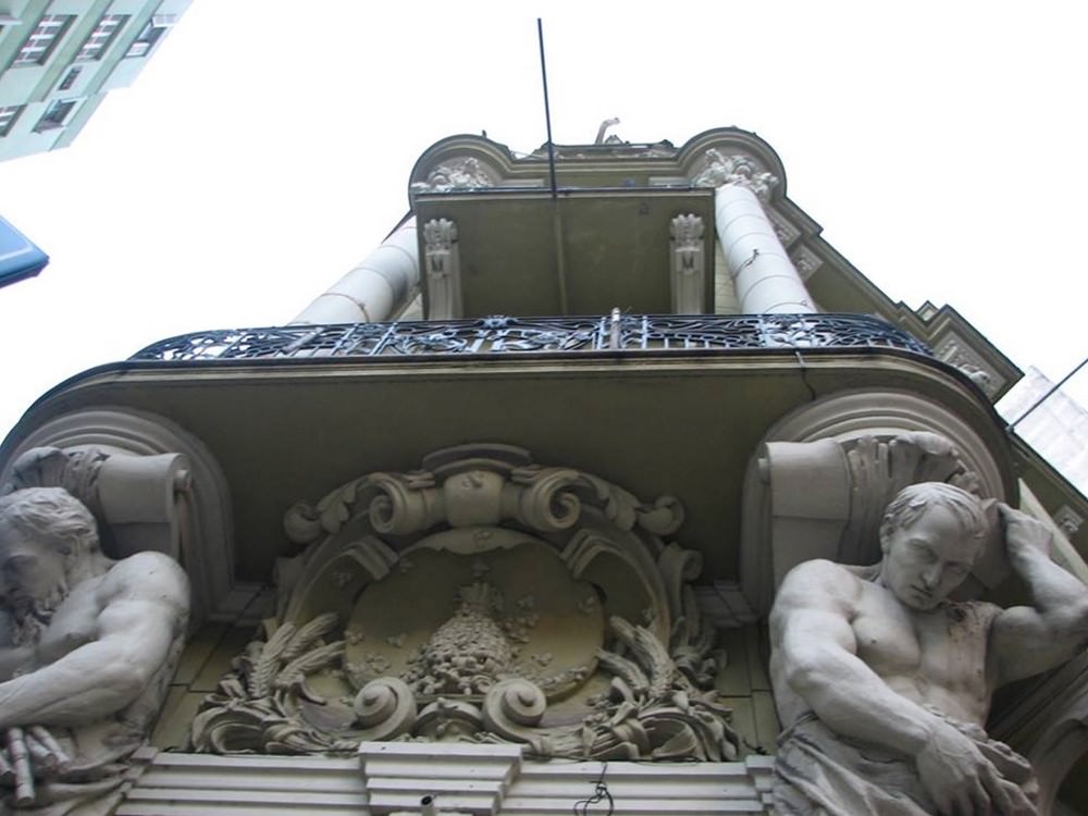 Fico. 5 -Pasticceria Rocco, dettaglio della scultura facciata con Atlante Young, sul lato destro e vecchio Atlante, sul lato sinistro dell'immagine. Foto di Benjamin Mander.