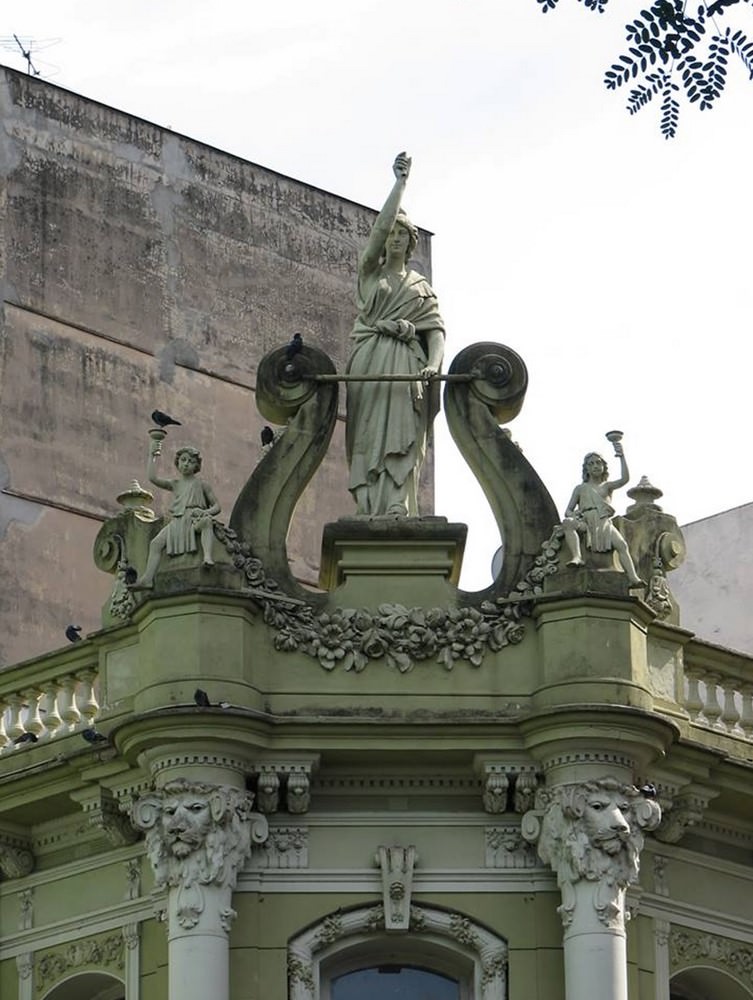 Feige. 10 -Süßwaren Rocco, Detail der Fassade-Giebel-Skulptur, die das Licht, mit einem Bild der Frau auf die lira. Foto von Benjamin Mander.