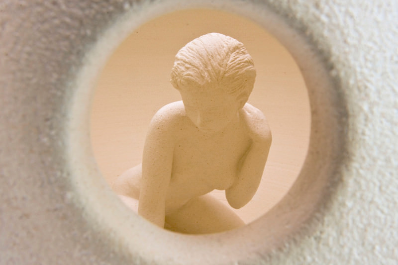 Cris Cabus, Das Auge sieht, was zu sehen und auch sehen (Objekt in Elfenbein keramischen Hochtemperatur, Drehbank und Skulptur installiert). Fotos: Mauricio Seidl.