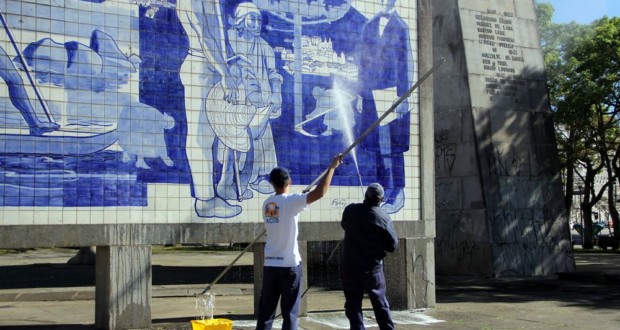 L’équipe de FAC commencé à enlever les graffitis d’endroit 19 Décembre. Photos: Lucilia Guimarães.