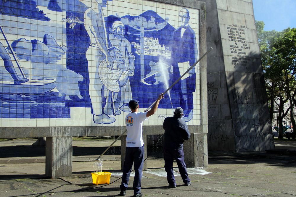 El equipo de la FCC empezó a eliminar graffiti de lugar 19 Diciembre. Fotos: Lucilia Guimarães.