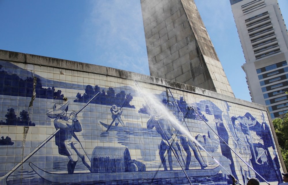 FCC команда начала удаления граффити с места 19 Декабрь. Фото: Lucilia Guimarães.