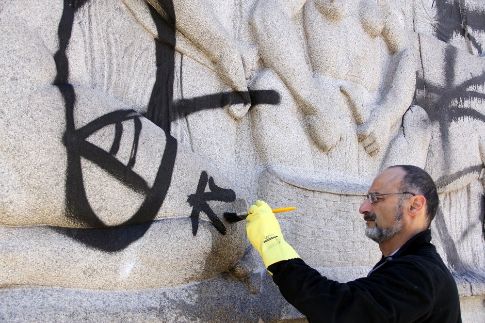 Η FCC ομάδα ξεκίνησε αφαίρεση γκράφιτι από τον τόπο 19 του Δεκεμβρίου. Φωτογραφίες: Lucilia Γκιμαράες.