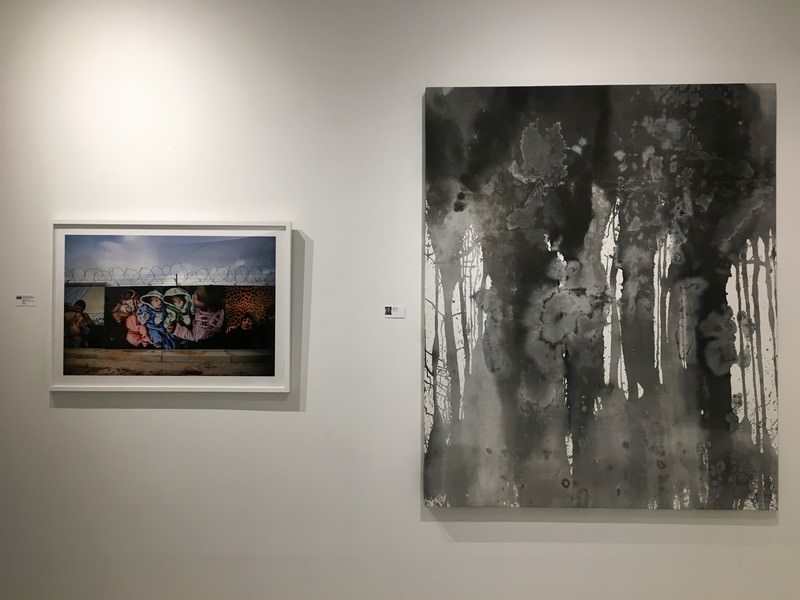 معرض كليو الفني – الجدار الرئيسي مع بولا Klien جنبا إلى جنب مع صور نينا بيرمان. صور: الكشف.