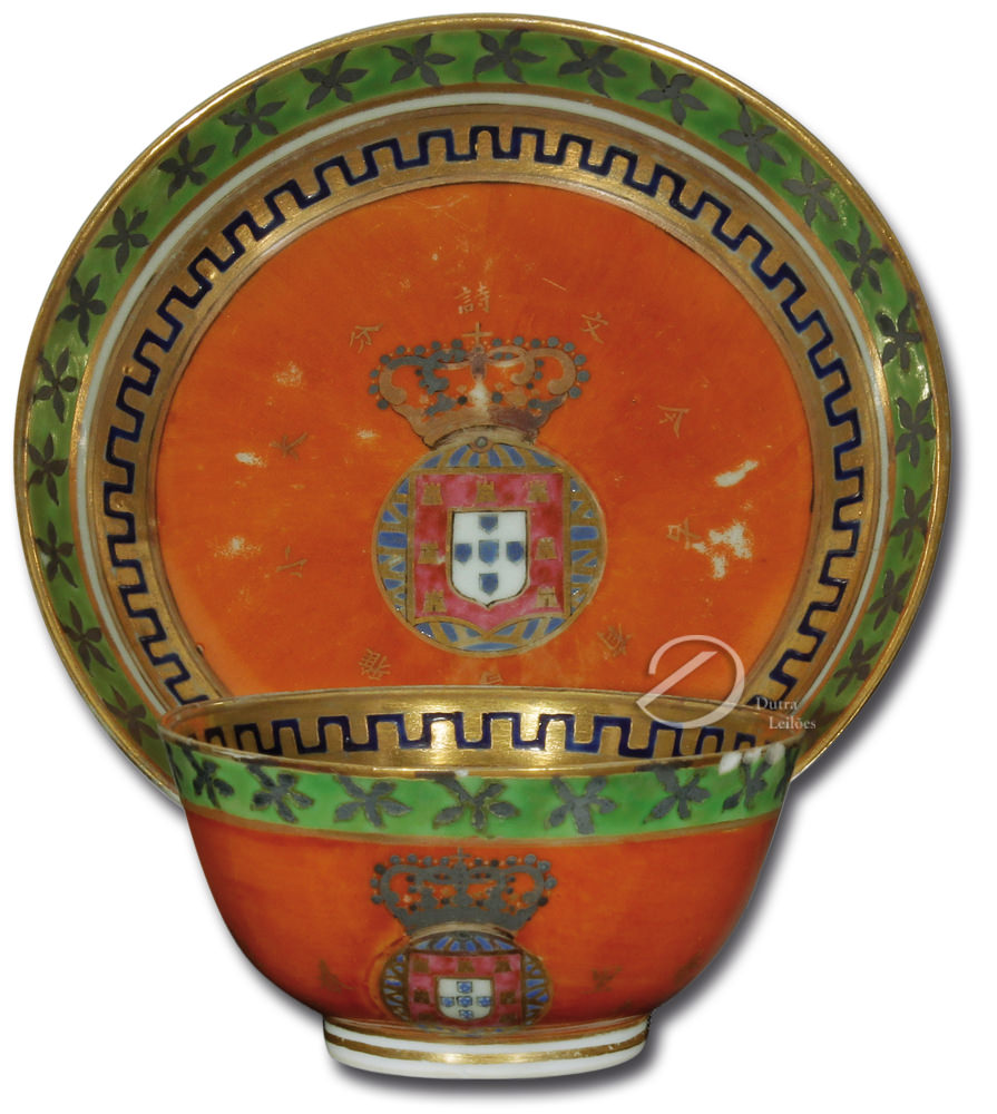 D. João VI – Serviço Reino Unido. Bowl e pires de porcelana Cia-das-Indias, bowl com corpo em vermelho delimitado por friso verde com elementos pentafólios. Foto: Divulgação.