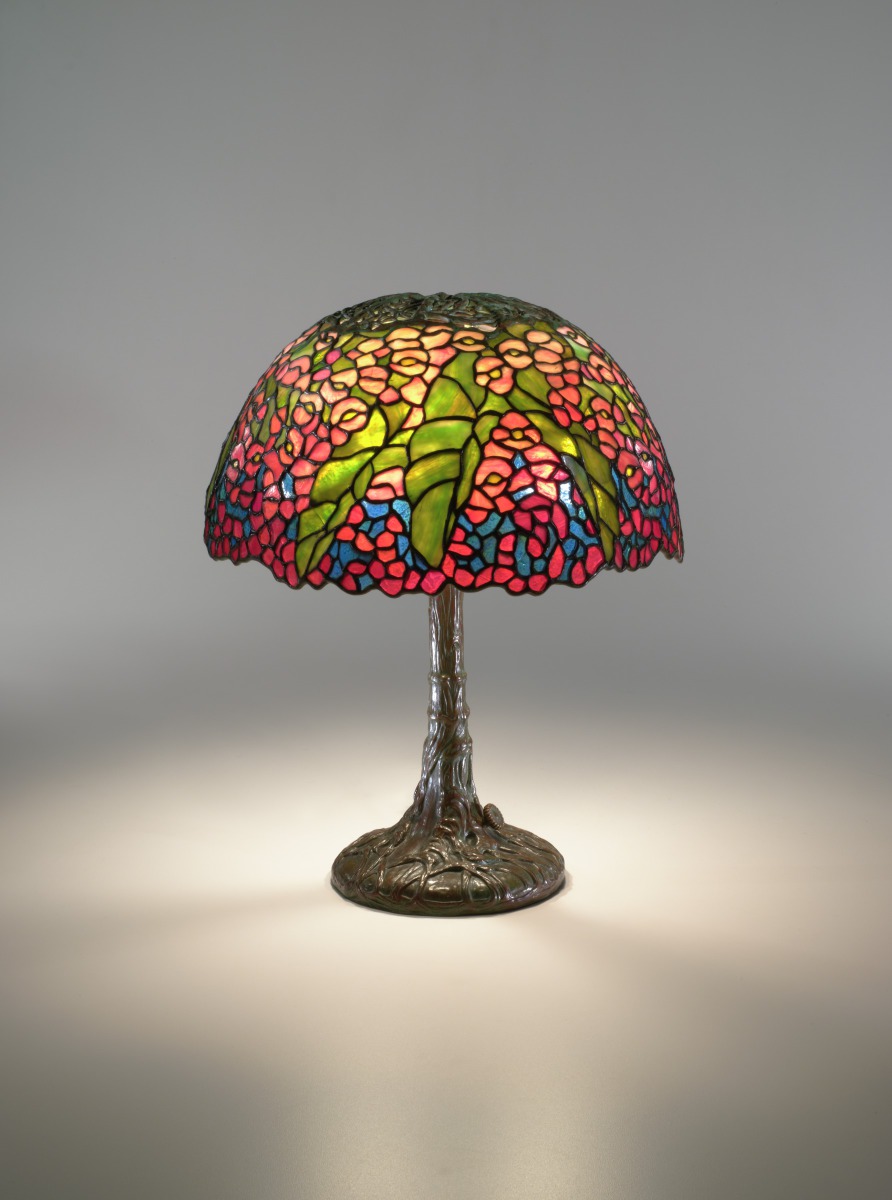 Fig. 2 – Begonia Lamp, Louis Comfort Tiffany, 1900, leaded glass and bronze, 41,9 x 33 cm. Virginia Museum of Fine Arts, Richmond. Gift of Sydney and Frances Lewis. Photo: Katherine Wetzel. © Virginia Museum of Fine Arts.