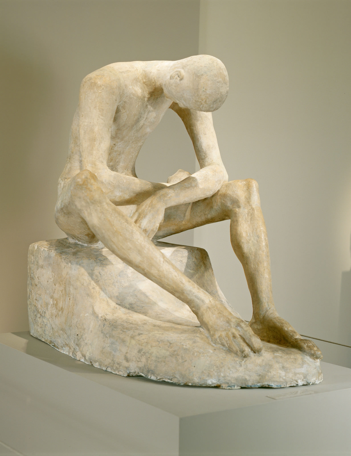 Fig. 2 – Jovem Sentado, Wilhelm Lehmbruck, 1917, composto de gesso colorido, 103.2 x 76.2 x 115.5 cm. National Gallery of Art, Washington. Fundo Andrew W. Mellon.