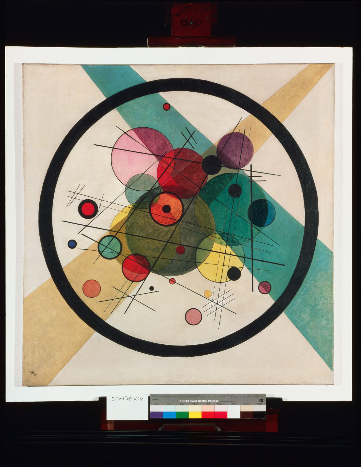 Fig. 5 – Vasily Kandinsky, Circles in a Circle, 1923, oil on canvas, 38 7/8 x 37 5/8 polegadas (98.7 x 95.6 cm) Framed: 44 1/4 × 43 1/8 × 2 3/4 poleinches2.4 × 109.5 × 7 cm).cmhiladelphia Museum of Art, The Louise and Walter Arensberg Collection, 1950-134-104.