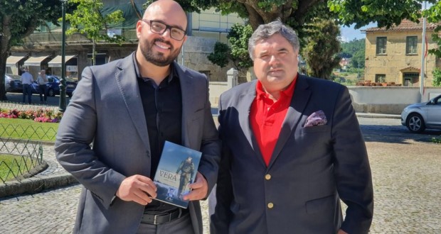 Fabiano de Abreu und der Konsul der Elfenbeinküste in Portugal, Manuel de Carvalho. Fotos: Bekanntgabe.