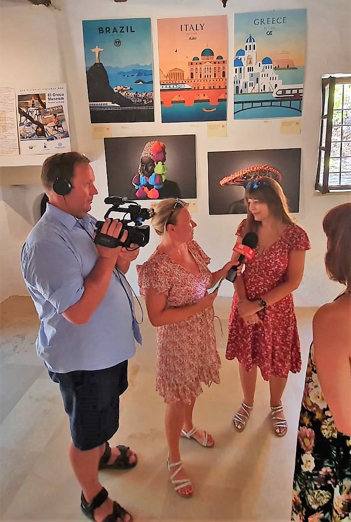 Fico. 6 - Foto dell'inaugurazione della mostra Magdalena Wozniak Melissourgaki, Curatore d'arte e ambasciatore di Gécia della Mondial Art Academy.