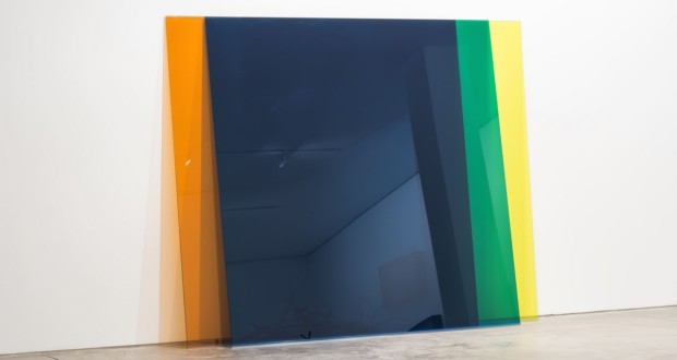 01 - كارلوس فاجاردو - دون عنوان, 2017 - زجاج مصفح - 200 x 300 x 12 سم - بإذن من الفنان وغاليري مارسيلو غوارنييري.