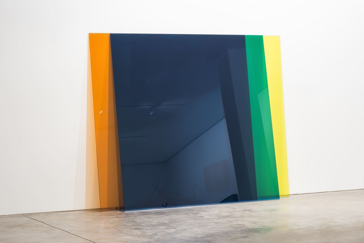 01 - كارلوس فاجاردو - دون عنوان, 2017 - زجاج مصفح - 200 x 300 x 12 سم - بإذن من الفنان وغاليري مارسيلو غوارنييري.