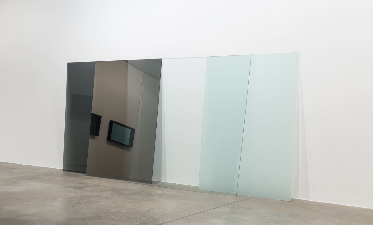02 - Carlos Fajardo - Sem título, 2017 - vidro - leitoso, laminado e semi espelhado - 200 x 425 x 20 cm - Cortesia do artista e Galeria Marcelo Guarnieri.