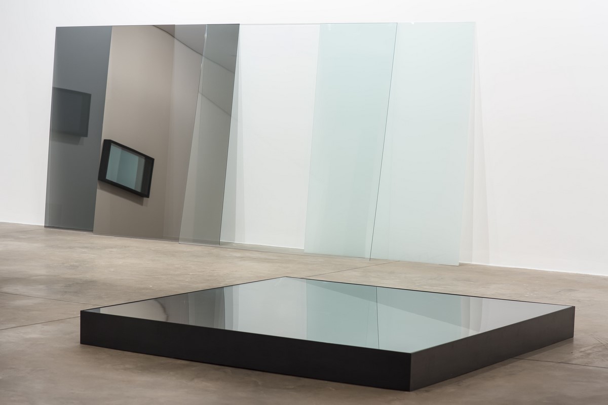 03 - Carlos Fajardo - Sem título, 2017 - caixa de madeira com vidros laminados e espelho - 204 x 204 x 19 cm - Cortesia do artista e Galeria Marcelo Guarnieri.