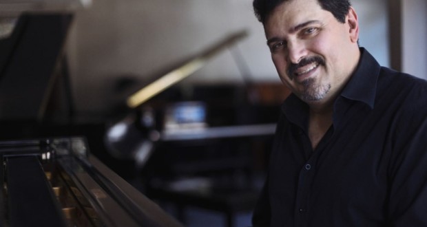 Marco Bernardo, pianista e cantor. Foto: Otavio Dias.