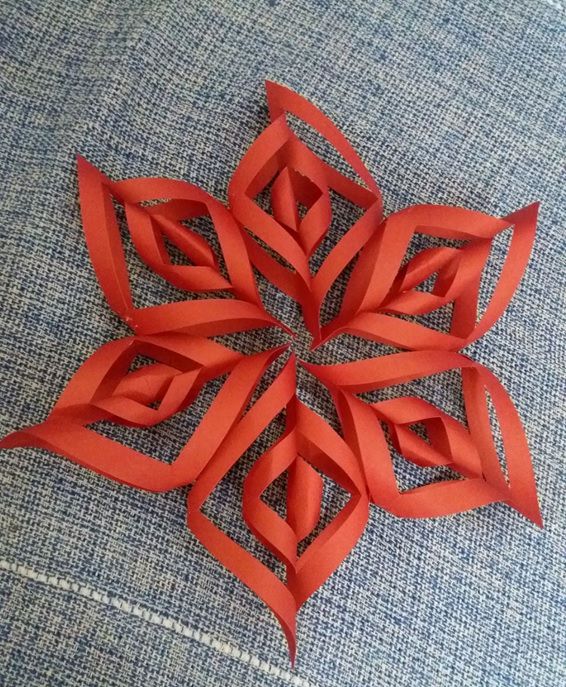 Fig. 13 – Flor de Natal, Lucas Alberto, Origami, papel especial para Origami trazido do Japão, 2019.