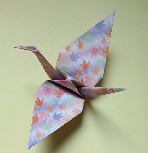 Fig. 14 – Tsuru, Vânia Matsubara, Origami, papel especial para Origami trazido do Japão, 2020.