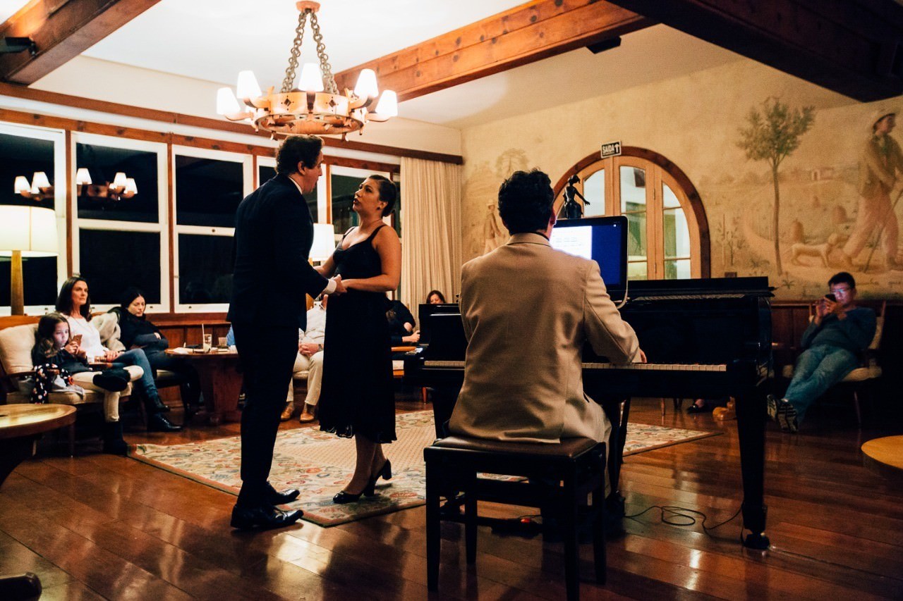 Soprano Flávia Albano and tenor Thiago Soares performing in the Fireplace Room at Hotel Toriba. Photo: Disclosure.