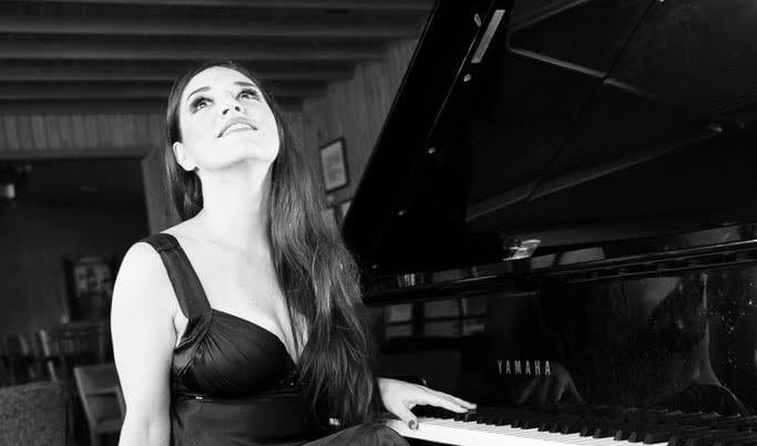 Adriana Bernardes, soprano, in primo piano. Foto: Reinaldo Opice.