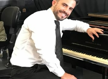 Fernando de Castro, voce e pianoforte. Foto: Rivelazione.