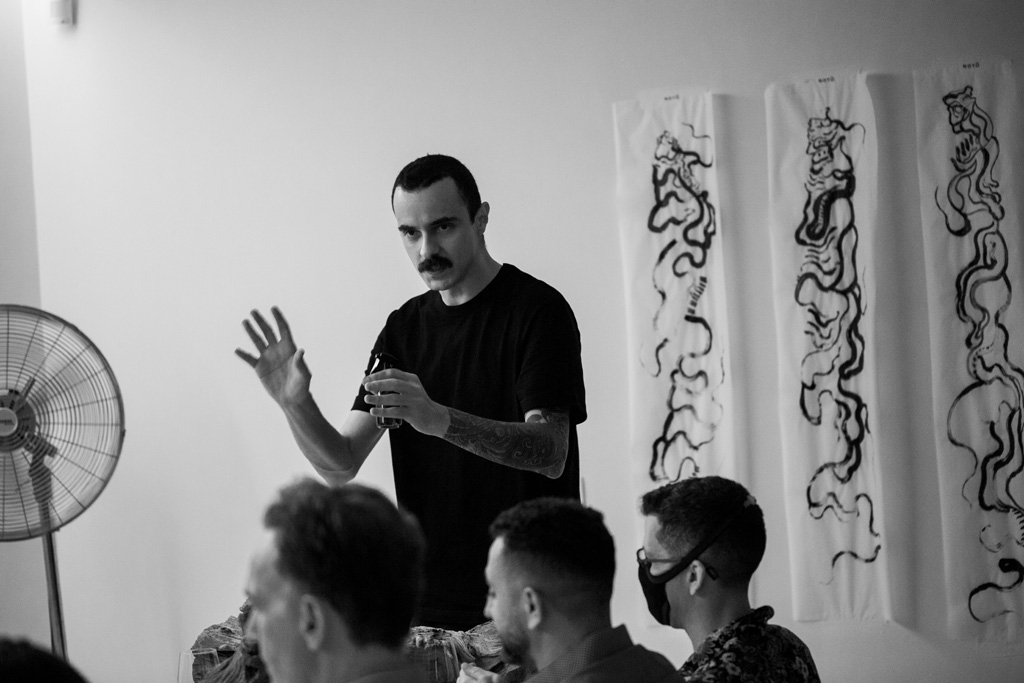 L'artista plastico Revolue e gli ospiti. Foto: Chico Morais.