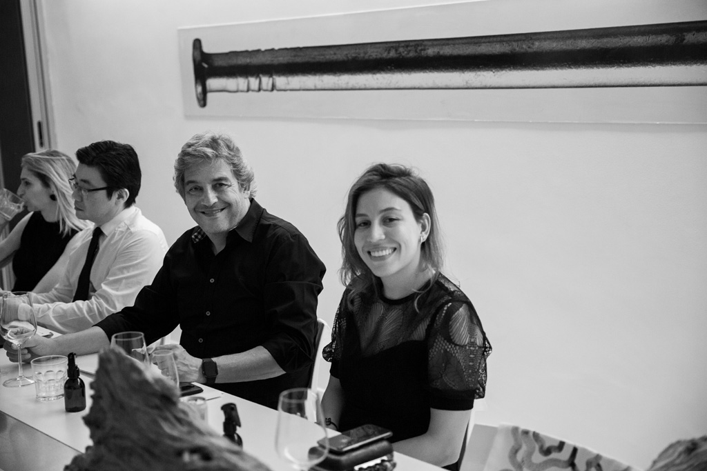 L'artista plastico Revolue e gli ospiti. Foto: Chico Morais.