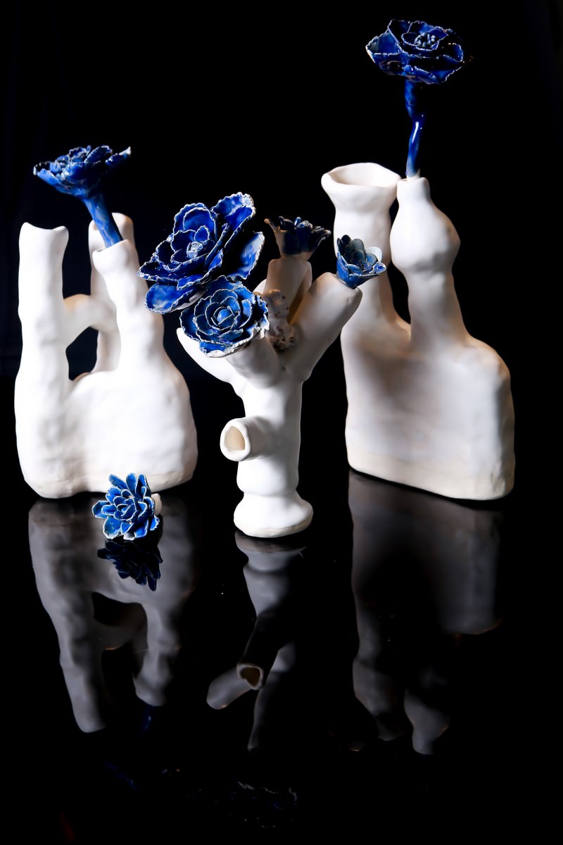 Κεραμικό διαχωριστικό - Γλυπτική προέλευση και μπλε λουλούδια. Φωτογραφίες: Λούλα Λόπες.