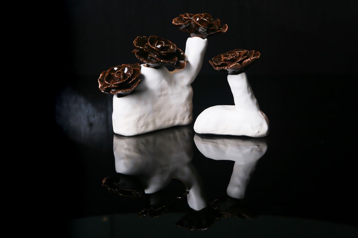 Sparer en céramique - Sculptures origine et fleurs brunes. Photos: Divulgation.
