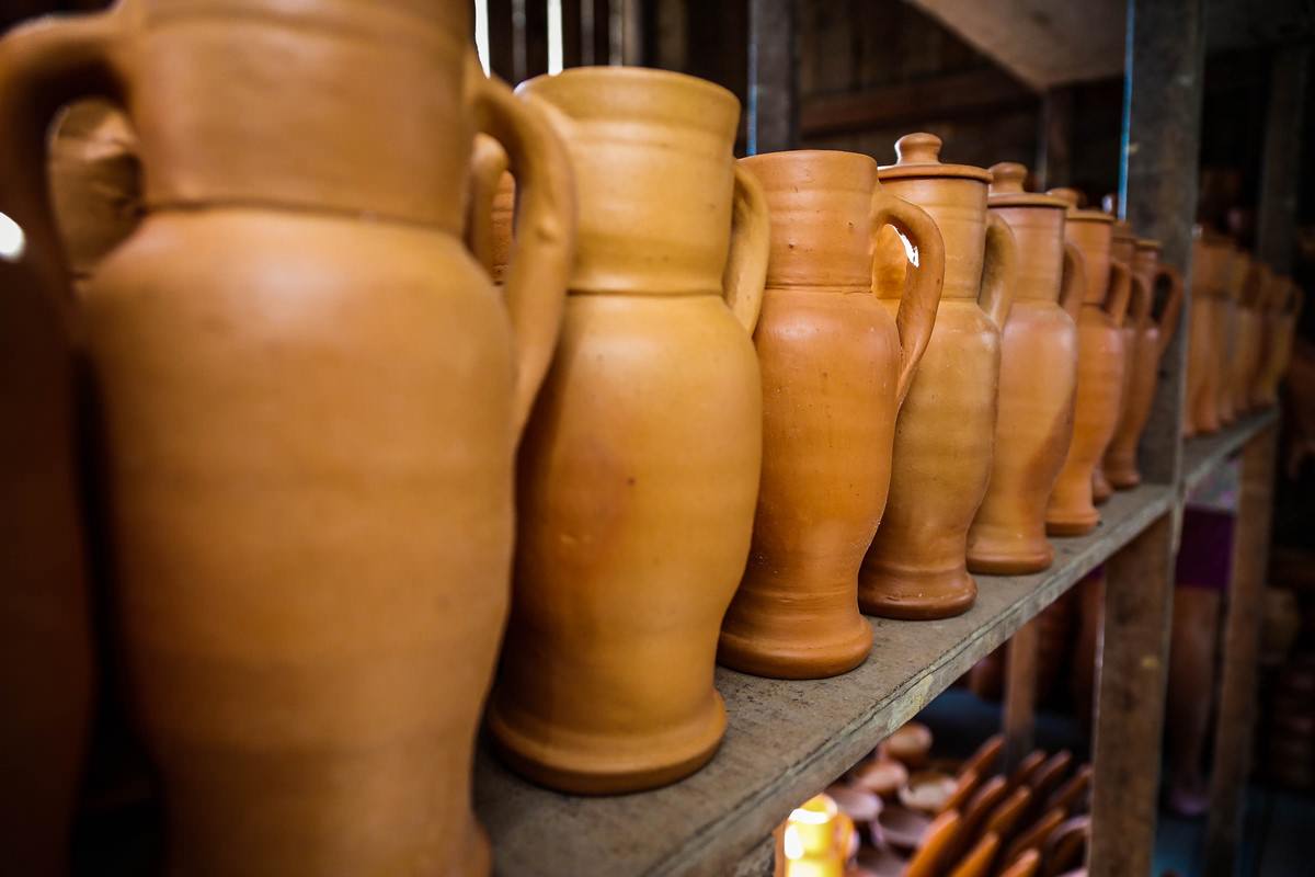 Œuvres céramiques utilitaires de Ciro Croelhas, de la poterie espagnole. Photos: Divulgation.