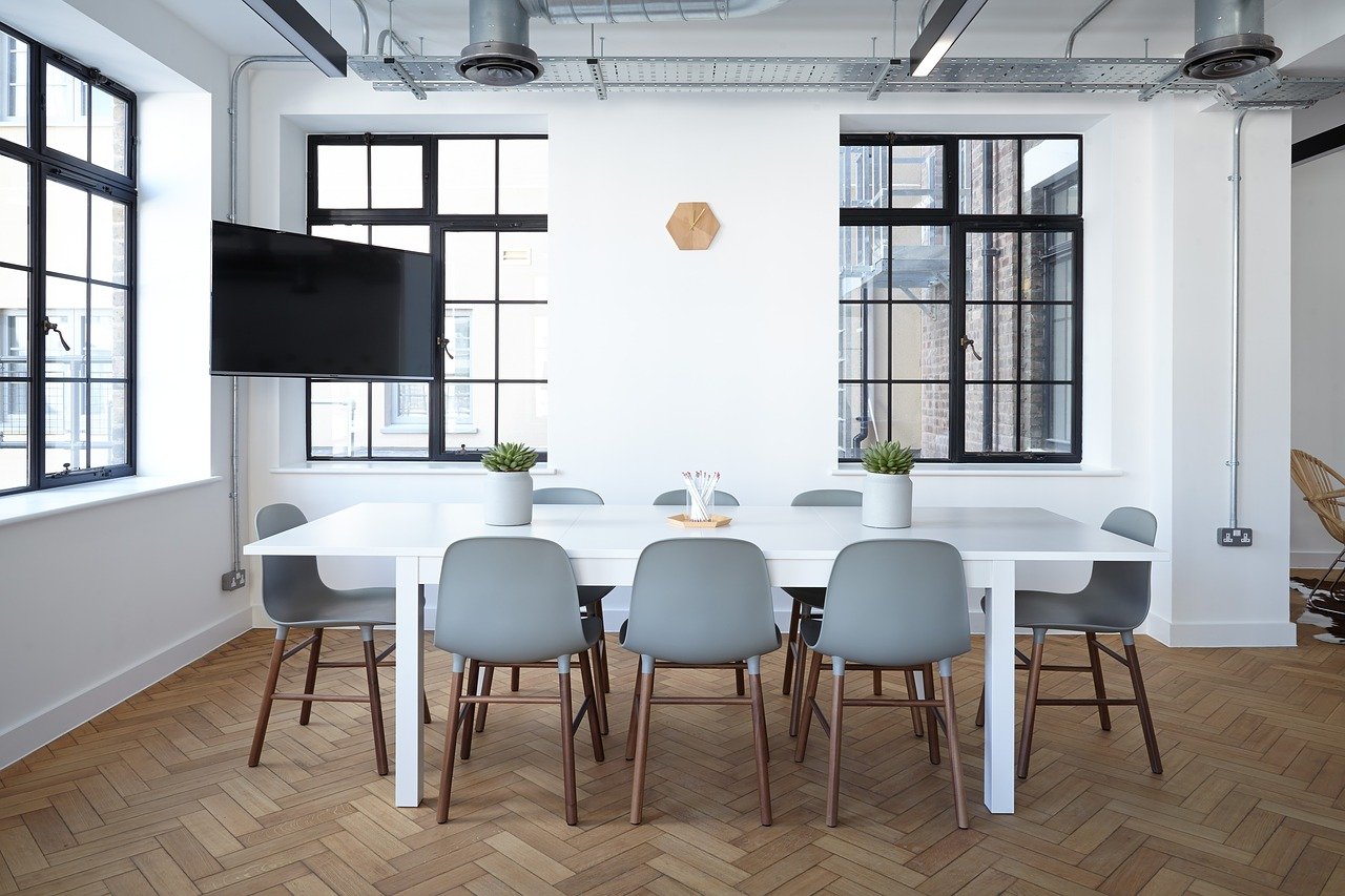 Decoração para escritórios: como fazer?. Imagem de Pexels por Pixabay.