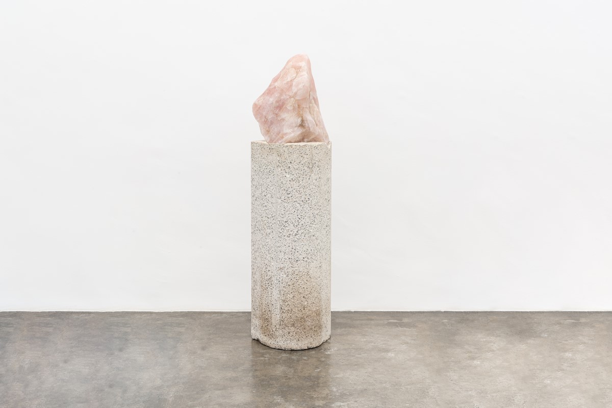 Amelia Toledo, Impulso. 2017. Quartzo rosa sobre coluna de concreto. 144 x 38 x 30 cm. Foto: Cortesia da artista e Galeria Nara Roesler.