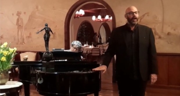 Rodolfo Giugliani canta nella Sala del Camino dell'Hotel Toriba. Al pianoforte, Antonio Luiz Barker. Foto: Rivelazione.
